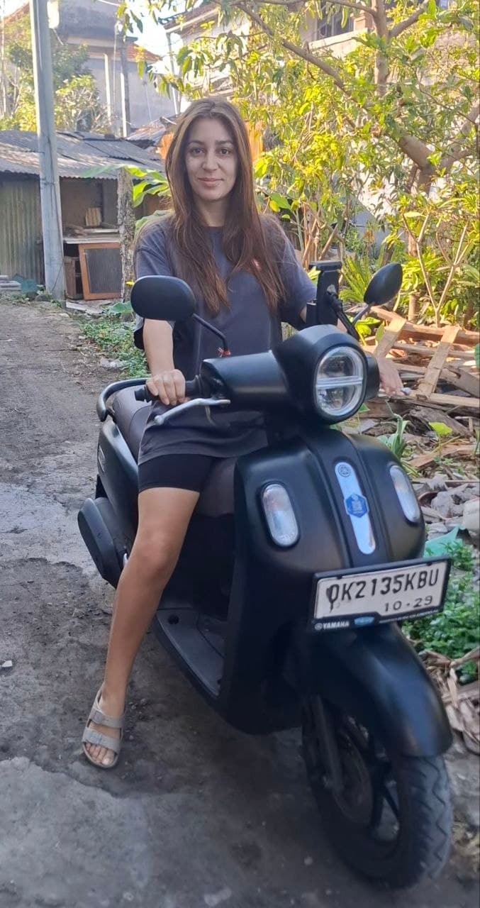 Giddy Bikes guest on a scooter in Bali