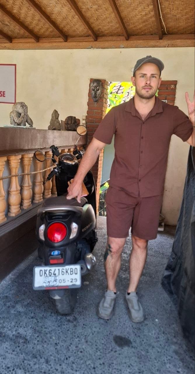 Giddy Bikes guest on a scooter in Bali
